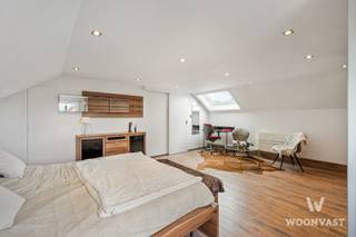 In de rustige Klaverbeekstraat 13 in Waasmunster vindt u deze ruime en energiezuinige gezinswoning waar comfort, ruimte en buitenleven perfect samenkomen.<br /><br />Met 325 m² bewoonbare oppervlakte, een perceel van 891 m², 5 slaapkamers en 2 badkamers biedt deze woning alle ruimte voor grote gezinnen, nieuw samengestelde gezinnen, thuiswerkers of wie graag extra comfort wenst. Dankzij slaapkamers en badkamers zowel op het gelijkvloers als op de verdieping is de indeling bovendien bijzonder praktisch en toekomstgericht.<br /><br />De tuin vormt een echte verlenging van de woning. Hier geniet u van een verwarmd zwembad op aquapanelen, een sfeervolle buitenkeuken en een ruime overkapping met screens. Ideaal voor lange zomeravonden, etentjes met vrienden en een dagelijks vakantiegevoel in eigen tuin.<br /><br />Ook energetisch scoort deze woning sterk dankzij EPC-label A, 32 zonnepanelen, warmtepomp en airco’s. Daarnaast beschikt de woning over een infraroodcabine voor 3 personen, een grote garage met extra bergruimte en een kruipkelder als bouwtechnische troef.<br /><br />De ligging is rustig en kindvriendelijk, met een vlotte verbinding richting Gent, Antwerpen en Sint-Niklaas.<br /><br />Een woning waar ruimte, comfort en energiezuinig wonen hand in hand gaan.<br /><br />De woning wordt op de markt gebracht met een instelprijs van € 669.000<br /><br />Benieuwd naar deze ruimte gezinswoning?<br />Contacteer mij voor meer info of een bezoek.<br /><br />0493 72 43 26<br />alexander@woonvast.be<br />www.woonvast.be
