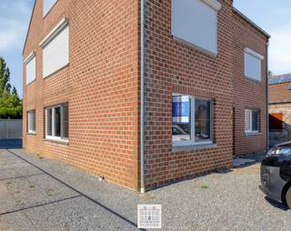 In een rustige straat in Boorsem vindt u dit verzorgd gelijkvloers appartement. Een ideale woonst voor wie op zoek is naar comfort, een ruime buitenruimte en het gemak van gelijkvloers wonen.<br /><br />Via de gemeenschappelijke inkomhal komt u aan de private inkomdeur van het appartement. De private inkomhal beschikt over een vestiaire en geeft toegang tot de verschillende ruimtes in het appartement.<br /><br />Het appartement beschikt over een lichtrijke woonkamer. De open keuken sluit mooi aan op de woonkamer en is modern ingericht met alle toestellen die u in het dagelijkse leven nodig heeft.<br /><br />Naast de keuken bevindt zich een praktische berging met de aansluitingen voor een wasmachine en extra opbergruimte. Via deze berging heeft u ook rechtstreeks toegang tot de achterzijde van het appartement en de tuin.<br /><br />Verder zijn er twee slaapkamers en een verzorgde badkamer, uitgerust met een inloopdouche, wastafel en toilet.<br /><br />Een extra troef van deze eigendom is ongetwijfeld de ruime privatieve tuin. Aan de achterkant van het gebouw bevinden zich bovendien een autostandplaats en een afgesloten garagebox, die bij het appartement horen. <br /><br />Hoewel de woongelegenheid deel uitmaakt van een kleinschalig appartementsgebouw, geniet u hier van een woongevoel dat sterk aanleunt bij dat van een aparte woning. Dankzij de ligging op het gelijkvloers, het beperkte aantal van slechts twee andere appartementen in het gebouw en de directe toegang tot de ruime privatieve tuin.Ook een basisschool bevindt zich in de nabije omgeving.<br /><br />Ook op technisch vlak zit u hier goed. Het appartement verkeert in een goede staat van onderhoud en is instapklaar. Daarnaast beschikt het over een gunstig EPC-label C, is de elektrische installatie conform en is er geen asbest aanwezig.<br /><br />Bent u op zoek naar een instapklaar appartement dat het comfort van een appartement combineert met het woongevoel van een eigen woning? Dan is dit appartement zeker een bezoek waard.<br /><br />Heeft u interesse? Contacteer Anne-Sophie Vliegen via +32 468 54 17 19 of info@immovliegen.be voor meer informatie of een bezichtiging.