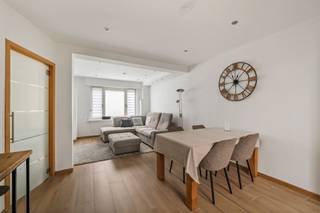 <p>Instapklare en smaakvol gerenoveerde woning met 3 slaapkamers en een zonnige zuidoostgerichte tuin in Ronse<br /><br />Op een aangename locatie in Ronse vindt u deze verzorgde en perfect afgewerkte woning, waar comfort, licht en functionaliteit perfect samenkomen.<br />Indeling:<br />Gelijkvloers: U komt binnen via de inkomhal, die toegang biedt tot de lichtrijke woon- en eetruimte. De recent vernieuwde, kwalitatieve keuken beschikt over veel werk- en opbergruimte. Verder vindt u op het gelijkvloers een praktische berging en een stijlvolle badkamer die eveneens recent werd vernieuwd.<br /><br />Eerste verdieping: Hier bevinden zich twee ruime en volwaardige slaapkamers.<br /><br />Zolderverdieping: De ingerichte zolderkamer vormt een volwaardige derde slaapkamer.<br /><br />Buitenruimte<br />Achteraan geniet u van een aangename, onderhoudsvriendelijke tuin/terras en een gunstige zuidoostelijke oriëntatie.<br /><br />Troeven van deze woning:<br />- EPC-label C (bijna label B!!)<br />- Conforme elektrische installatie geldig tot 2046<br />- Dubbele beglazing en rolluiken doorheen de woning<br />- Centrale verwarming op aardgas, inclusief op de zolderkamer<br />- Instapklaar en zorgvuldig onderhouden<br /><br />Op zoek naar een gezellige woning waar u meteen uw intrek kunt nemen?<br />Contacteer ons vandaag nog voor een bezoek op Caroline@immobeguin.be</p>