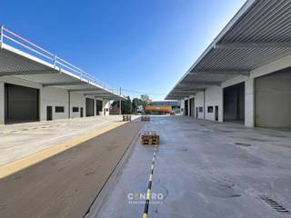 <u><strong>Benaderende bruto-AFMETINGEN: </strong></u><br />Magazijn: 245m² <br />2 private parkeerplaatsen<br /><br /><u><strong>AFWERKING:</strong></u><br />- Stalen constructie <br />- Gevelwanden in betonpanelen<br />- Gepolierde en gewapende betonvloer<br />- Luifel aan de voorkant !<br />- Geïsoleerd dak, bestaande uit steeldeck met grote centrale lichtstraat<br />- Geïsoleerde, elektrische sectionaalpoort (h: 4,5m; b: 4m)<br />- Afzonderlijke aluminium inkomdeur met raam, voorzien van aluminium schrijnwerk en hogerendementsbeglazing<br />- Twee stopcontacten + 1 drijfkracht<br />- Buitenverlichting<br />- Vrije hoogte 7m<br /><br /><u><strong>NUTSVOORZIENINGEN:</strong></u><br />Elektriciteit (63A) - stadswater (tussenteller)- regenwater.<br />Iedere unit heeft een afzonderlijke tussenteller (de eigenaar plaatst zonnepanelen en een batterij). <br />Er is een gescheiden rioleringsstelsel voorzien voor afvoer regenwater en afvalwater. Per unit is een afvoer voorzien voor sanitaire module.<br />Per 2 units is er een RW-put van 15.000 liter voorzien. Deze regenput is voorzien van een aanzuigleiding socarex (1 per unit), excl. pomp. <br /><br /><u><strong>OMGEVINGSWERKEN en TOEGANGSWEGEN</strong></u>:<br />Verharding in beton met een ruime doorrit van 12m breedte.  <br />Weegbrug aanwezig 3 x 18m.<br /><br /><u><strong>BESTEMMINGSMOGELIJKHEDEN:</strong></u><br />Zone voor milieubelastende industrieën.<br />Opslag, productie, bewerking en verwerking van goederen.<br /><br /><u><strong>LIGGING:</strong></u><br />De KMO-loodsen aan Kaaistraat 5 in Kerkhove (deelgemeente van Avelgem) liggen in de Scheldevallei, in een zone met (watergebonden) bedrijvigheid langs de rivier de Schelde. Vlakbij het rondpunt naar N8 (Oudenaardsesteenweg-Brugstraat) en N36 (Bruggesteenweg).<br />E17 bereikbaar binnen ca. 20 minuten rijden.<br /><br /><u>* Bijzonderheden:</u><br />- Geen gemene kosten !<br />- Mogelijkheid tot het plaatsen van een laadpaal op eigen kosten.<br />- Vermelde prijzen zijn excl. onroerende voorheffing (1m forfaitair), voorschot nutsen (€50/m) en BTW.<br />- Onze referentie op <strong>www.centro.be</strong>: <strong>P0497</strong> of contacteer ons op <strong>050 70 01 02</strong>.