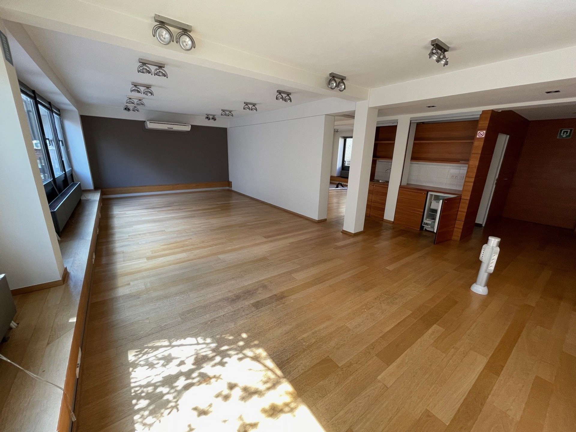 220 m² kantoor + terras te huur – Place Stéphanie - foto 4