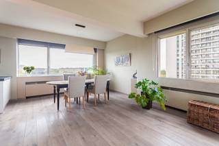 Zeer ruim en instapklaar appartement op de 7de verdieping van een residentieel gebouw 'Riverside Tower' met prachtig zicht over Schelde en Stad Antwerpen! <br /><br />Zeer rustig gelegen en toch op wandelafstand van Sint-Annastrand, winkels en openbaar vervoer in de nabijheid.<br />Naast de prachtige uitzichten geniet het ook van veel lichtinval. De indeling is als volgt: inkomhal met ingemaakte vestiairekast en apart toilet; woonkamer op massief eikenparket; open ingerichte keuken met kasten en toestellen (o.a. gasvuur, dampkap, oven, spoelbak en afwasmachine) en aansluitend een terras; 3 slaapkamers (16-m² - 12m² - 12m²) waarvan allemaal op massief eiken parketvloer en ingemaakte kasten; aansluitend aan de master bedroom is er een badkamer die voorzien is van inloopdouche, lavabomeubel en toilet; tweede badkamer is voorzien met ligbad en lavabomeubel. <br />Als extra zijn de badkamers en keuken gerenoveerd , gemeenschappelijke fietsenberging aanwezig en verplicht tot aankopen van ruime autostaanplaats en kelderberging voor 25.000€.<br />EPC: 207 kWh/m² <br />Wg – Vg – Gdv – Gvkr – Gmo<br />P &amp; G-score: C