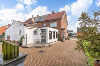 Ligging: Gelegen nabij het centrum van Westmeerbeek. Zeer goede verbinding naar omliggende gemeentes en de E313. Scholen, winkels, openbaar...