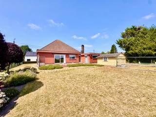 VERKOCHT - COMPROMIS IN OPMAAK !<br />Op zoek naar rust, ruimte en een fenomenaal uitzicht? Dan is deze uitstekend onderhouden bungalow precies wat u zoekt. Gelegen op een toplocatie, vlak bij het centrum van Assenede en toch in alle rust, geniet u hier dagelijks van een uitzonderlijke woonomgeving.<br /><br />De woning bevindt zich op een ruim perceel, waardoor ze letterlijk en figuurlijk alle ruimte krijgt om te ademen. Dankzij de licht verhoogde ligging, boven een kruipkelder, geniet u bovendien van een nog indrukwekkender en weidser uitzicht over de omliggende velden. De ideale oriëntatie zorgt ervoor dat u op elk moment van de dag optimaal kunt genieten van licht en natuur.<br /><br />Binnen verwelkomt de ruime leefruimte u met een gezellige houthaard als centraal element. Aansluitend bevindt zich de verzorgde keuken, die perfect aansluit bij het praktische karakter van de woning.<br /><br />De bungalow beschikt over drie slaapkamers, waaronder een comfortabele master bedroom met een eigen badkamer en suite. Daarnaast is er een bijzonder ruime inpandige garage die tal van mogelijkheden biedt voor wagens, fietsen, hobby's of extra bergruimte.<br /><br />Ook technisch heeft deze woning heel wat troeven. De constructie is bijzonder gezond, de ramen zijn reeds voorzien van dubbele beglazing en dankzij het uitstekende onderhoud is de woning onmiddellijk instapklaar. Het huidige EPC bedraagt 544 kWh/m² (label F), maar met relatief eenvoudige ingrepen, zoals het isoleren van de zolder en het plaatsen van een condenserende gasketel, kan eenvoudig een EPC-label D worden behaald.<br /><br />Troeven op een rij:<br /><br />-Topligging nabij het centrum van Assenede, in een uiterst rustige omgeving.<br />-Ruim perceel met maximale privacy.<br />-Adembenemend en blijvend vrij uitzicht over de velden.<br />-Verhoogde ligging voor extra licht en panoramische zichten.<br />-Drie slaapkamers, waaronder een master met badkamer en suite.<br />-Zeer ruime inpandige garage.<br />-Gezonde constructie en perfect onderhouden.<br /><br />Een woning die rust, ruimte en een prachtige ligging combineert met een degelijke basis en bijzonder veel wooncomfort. Een unieke kans voor wie wil genieten van het buitenleven zonder in te boeten aan bereikbaarheid. Meer info of een bezoek? Mail gerust naar hallo@wijsvastgoed.be