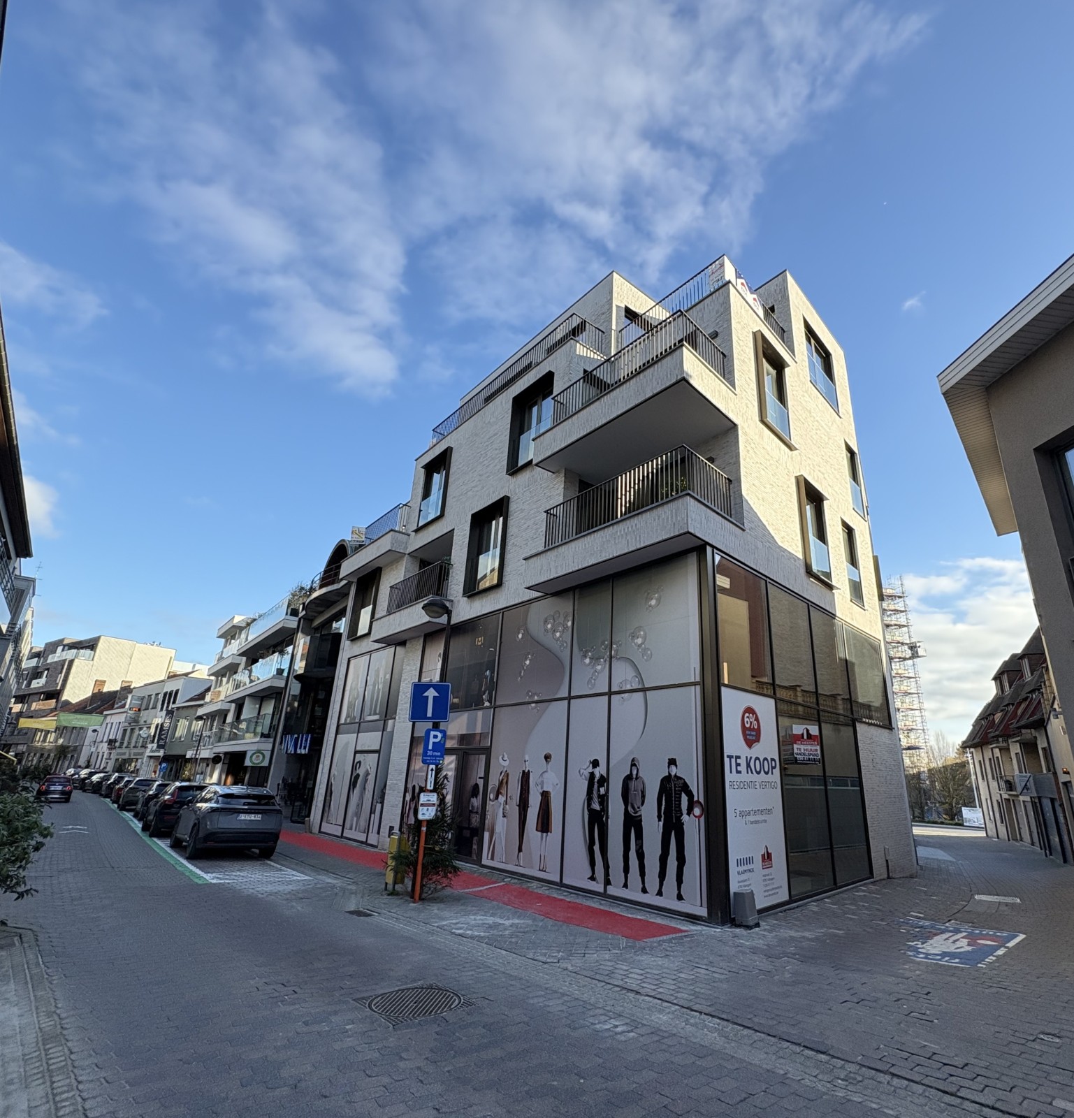 EXCLUSIEF EN LUXUEUS WONEN OP EEN BOOGSCHEUT VAN DE MARKT IN WAREGEM - foto 1