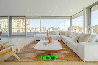 Wakker worden met zicht op uitgestrekt groen en de zee aan de horizon… Dit uitzonderlijke penthouse in Oostende maakt het elke dag waar. Hier woon je niet gewoon aan de kust, hier beleef je ze – met frontaal zicht op de Wellington Golf én de zee, op een steenworp van het strand en op wandelafstand van alle winkels.<br /><br />Dit exclusieve duplex-penthouse strekt zich uit over de zesde en zevende verdieping en biedt een royale bewoonbare oppervlakte van 156 m². Wat het écht uniek maakt? De maar liefst 136 m² aan terrassen die rondom zorgen voor licht, ruimte en een ongeëvenaard buitengevoel.<br /><br />Op de slaapverdieping vind je twee volwaardige, ruime slaapkamers die beide uitgeven op een terras met open zicht op het golfterrein. Een oase van rust om de dag ontspannen te starten. De stijlvolle badkamer is uitgerust met een inloopdouche, ligbad en dubbel lavabomeubel. Verder is er een apart gastentoilet en een praktische berging.<br /><br />De bovenverdieping is puur genieten. De leefruimte met elegant visgraatparket en gashaard straalt warmte en klasse uit. Dankzij de grote raampartijen word je hier voortdurend getrakteerd op een spectaculair panorama. De open, volledig ingerichte keuken met Siemens-toestellen sluit naadloos aan bij de leefruimte en maakt dit de ideale plek om gasten te ontvangen.<br /><br />En dan is er nog het indrukwekkende zonneterras… Een plek waar binnen en buiten moeiteloos in elkaar overvloeien en waar je elk moment van de dag kan genieten van zon, zee en groen.<br /><br />