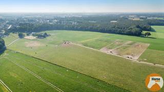 <p>OUDSBERGEN - Landbouwwoning met prachtig uitzicht en talloze mogelijkheden<br /><br />Op een absolute toplocatie, verscholen achterin en omgeven door rust en groen, bevindt zich deze stijlvolle landelijke woning met een bewoonbare oppervlakte van maar liefst 440 m². Ondanks de rustige ligging geniet u hier van een vlotte bereikbaarheid, op slechts enkele kilometers van Sentower Park en in de onmiddellijke nabijheid van fiets- en ruiterpaden.<br /><br />Deze ruime landbouwwoning uit 1978 werd in 2023 volledig gerenoveerd met oog voor kwaliteit, comfort en esthetiek.<br />Tijdens deze totaalrenovatie werden o.a. het dak vernieuwd, aluminium schrijnwerk geplaatst, zonnepanelen met batterij, airco en alarmsysteem geïnstalleerd. Binnenin werd gekozen voor een hedendaagse landelijke stijl, perfect afgestemd op de omgeving en de rustige sfeer die deze eigendom uitademt.<br /><br />De woning beschikt over een inkomhall met apart toilet, leefruimte met gashaard, eetplaats, ingerichte keuken. Vanuit eetplaats en keuken heeft men toegang tot het zeer ruim en zonnig terras met mooi weids uitzicht over eigen weiland.<br /><br />Op de verdieping treffen we 4 slaapkamers, waarvan 1 momenteel ingericht als dressing en een stijlvolle badkamer.<br /><br />Op het niveau van de garage is er een volledig ingerichte studio met eigen keuken, een zithoek, een badkamer en slaaphoek – ideaal voor inwonende familie, groom of extra slaapkamers.<br /><br />Deze studio heeft toegang tot een aparte doorgang voor en achteraan en een apart terras.<br /><br />De volledige onder keldering geeft dan weer voldoende bergruimte.<br /><br />Buiten bevinden zich hier verder 4 loodsen waarvan in de eerste loods momenteel 15 tijdelijke wedstrijdboxen met 2 wasplaatsen en 2 zadelkamers zijn ondergebracht. De tweede loods is in gebruik als opslagloods en de 3e e 4e zijn totaal te renoveren of af te breken.<br /><br />Voor de paardenliefhebbers is verder ook alles voorzien: een buitenpiste (30x50), een longeercirkel, een stapmolen alsook paddocks en aanpalende weilanden.<br /><br />Tevens is er eventueel ook meer aanpalend weiland mee te koop.<br /><br />Informeer naar de voorwaarden en contacteer ons nu voor een bezoek op 053/60 65 66!</p>