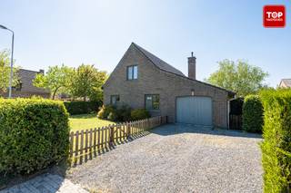 <p>Deze woning is gelegen in een aangename woonwijk in Wondelgem, omgeven door veel groen. Zo bevindt u zich op slechts drie minuten wandelen van het domein Vyncke-Bovyn. Ook het openbaar vervoer en diverse winkels liggen in de onmiddellijke nabijheid. Het centrum van Gent bereikt u na een fietstocht van slechts 15 minuten.</p>
<p>Bij het betreden van de woning valt meteen de ruime inkomhal op. Vanuit deze inkomhal heeft u toegang tot de lichtrijke leefruimte. Aansluitend bevindt zich de keuken. Op deze verdieping vindt u tevens een eerste ruime slaapkamer met een aparte badkamer.</p>
<p>Op de eerste verdieping bevinden zich nog drie slaapkamers, evenals een tweede badkamer met toilet. Daarnaast beschikt de woning over een praktische bergzolder.</p>
<p>Dankzij de tuin rondom de woning kunt u de hele dag door genieten van de zon.</p>
<p><br />Troeven:<br />- Rustige locatie<br />- Grote tuin rondom de woning<br />- Ruime slaapkamers<br />- Alle dagelijkse voorzieningen nabij<br /><br />Kortom, een ideale woning voor wie in een rustige omgeving wil wonen zonder in te boeten op bereikbaarheid.<br /><br />Beschikbaar bij akte.<br /><br />Contacteer Top Vastgoed voor een bezoek op 0475 700 700.</p>