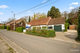 **** BOEK UW BEZOEK VIA WWW.POLARES.EU ***<br />Op zoek naar een uitzonderlijke eigendom waar ruimte, rust en mogelijkheden centraal staan? Deze prachtige, karaktervolle hoeve in het groene Ottenburg biedt het allemaal. Gelegen op een royaal perceel van 35 are, geniet u hier van een weelderige tuin met sfeervolle terrassen en een idyllische vijver – een oase van rust midden in de natuur.<br />De woning is momenteel opgedeeld in twee volwaardige wooneenheden, wat tal van mogelijkheden biedt: kangoeroewonen, co-housing, investering of een combinatie van wonen en werken.<br /><br />Woning 1 (nr. 33): Via de inkomhal betreedt u een gezellige leefruimte met open keuken, comfortabel én praktisch. Aansluitend bevindt zich een handige berging. Op de verdieping zijn er twee slaapkamers en een badkamer. Aan de linkerzijde van de woning vindt u parkeergelegenheid en een aangenaam terras met tuintje.<br /><br />Woning 2 (nr. 35): Deze ruime woning verwelkomt u met een inkomhal en gastentoilet. De leefkeuken en eetkamer vormen het hart van het huis en stralen warmte en gezelligheid uit. Op het gelijkvloers vindt u bovendien een bureau en slaapkamer met ensuite badkamer, een tweede ruime slaapkamer en nog een extra badkamer. Verder ook nog een handige berging en inpandige garage. <br />De verdieping biedt een riante nachthal (momenteel ingericht als zithoek), een luxueuze master bedroom met een prachtige ensuite badkamer, en aan de andere zijde nog een extra slaapkamer met douche.<br /><br />De buitenruimte is zonder twijfel een van de grootste troeven: een prachtig tuin waar natuur en privacy hand in hand gaan.<br /><br />Deze unieke eigendom biedt een zeldzame combinatie van charme, flexibiliteit en een uitzonderlijke ligging. <br />Een buitenkans voor wie op zoek is naar iets bijzonders!