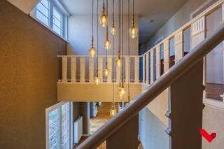 Commercieel gebouw met een royale bruikbare oppervlakte van meer dan 350 m², gelegen op een strategische toplocatie vlak bij de E40 en de...