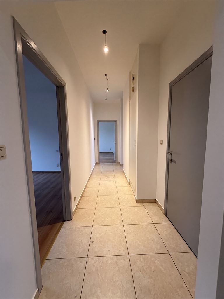 Zeer ruim 2-slaapkamer appartement met groot terras in het centrum van Bree. - foto 5
