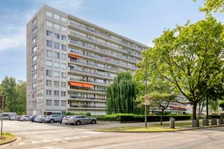 Ruim 3 slaapkamerappartement met zicht op groen.

Indeling:
Via de centrale inkomhal betreed je dit ruime appartement. Vanuit de hal kom je meteen in de lichtrijke woonkamer, waar je geniet van een prachtig uitzicht op de groene long van Linkeroever: het Sint-Annabos.

Zowel de hal als de woonkamer bieden toegang tot de praktische keuken, uitgerust met een spoelbak, oven, koelkast, vaatwasser en elektrisch kookvuur. Vanuit de keuken bereik je het ruime terras over de volledige breedte van het appartement. Dankzij de elektrische zonneluifel geniet je hier in alle comfort van zonnige dagen.

De nachthal leidt naar twee volwaardige slaapkamers, een apart gastentoilet, de badkamer en de ruime master bedroom. Deze master bedroom geeft toegang tot het tweede, royale terras aan de achterzijde van het appartement. Hier geniet je in alle rust van de avondzon en een prachtig uitzicht op de skyline van Antwerpen.

Bijzonderheden:
- Vrij uitzicht op het Sint-Annabos aan de voorzijde;
- Twee ruime terrassen, aan zowel de voor- als achterzijde van het appartement;
- De terrassen werden enkele jaren geleden volledig vernieuwd, inclusief nieuwe vloerafwerking en balustrades;
- EPC-label C – energieverbruik: 203 kWh/m²/jaar;
- staanplaats met extra berging, verplicht mee aan te kopen à €20.000,00.

Ligging:
Het appartement is uitstekend gelegen op Linkeroever, met scholen, winkels, openbaar vervoer en belangrijke invalswegen in de onmiddellijke omgeving. Je geniet hier van een unieke combinatie van rust, groen en een vlotte verbinding naar het centrum van Antwerpen.
