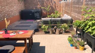 Dit éénslaapkamer appartement is zeer interessant gezien de <strong>combinatie van talrijke belangrijke parameters</strong> die samen eerder zelden te vinden zijn. Zo is het appartement welgelegen in het centrum op wandelafstand van alle belangrijke faciliteiten zoals supermarkten, scholen, het station enzoverder. De straat is éénrichtingsverkeer en eerder rustig gezien zijn ligging en heeft een vast aangenaam straatbeeld.<br />Het appartement is recent gebouwd en zorgt voor een <strong>bouwtechnische rust </strong>de komende jaren gezien de kwalitatieve opbouw, conform elektrische installatie, <strong>zeer gunstig EPC A </strong>en geen syndicuskosten (gezien zijn kleinschaligheid) wat de kosten miniem  houdt.<br /><br />Je komt binnen via de eigen privatieve inkomhal met afzonderlijk toilet. Van hieruit bereik je de slaapkamer met de annex badkamer (met dubbele lavabo en inloopdouche). De volledig uitgeruste keuken staat in open verbinding met de ruime woonkamer van waaruit je een <strong>aangenaam zicht hebt op het terras en het leuke tuintje (+/- 40 m2) via het grote schuifraam</strong>.<br />Een waar paradijsje om te genieten met vrienden van een leuk apéritief en barbecue.<br /><br />Eveneens een troef is dat er <strong>een poortje</strong> is aan het terras vanwaaruit je gemakkelijk met de fiets, te voet in het tuintje komt. <br />Heel praktische ontsluiting voor de boodschappen, fietsen enzoverder. De auto desgevallend parkeren is gemakkelijk te regelen gezien de achterliggende garageboxen die kunnen worden gehuurd.<br /><br />Kortom en top appartement als <strong>investering </strong>maar ook vooral voor eigen bewoning gezien zijn woning gevoel en <strong>feelgood</strong>.<br /><br />Twijfel niet om een afspraak te maken voor een bezoek via vastgoed@claves.be of het nummer 03/5029874