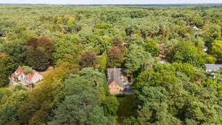 Indeling als volgt:Gelijkvloers:- Lichtrijke inkomhal op tegelvloer met apart gastentoilet.- Leefruimte op houtenvloer met charmante...