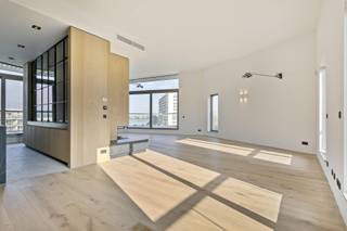 <strong>Penthouse luxueux avec terrasses spacieuses dans un emplacement spécial sur 't Zuid</strong><br /><br />Ce spacieux penthouse est situé à la jonction entre le Sud caractéristique et le Nouveau Sud, avec vue sur le Gedempte Zuiderdokken et l'Escaut.<br />L'ascenseur permet d'accéder directement à l'appartement. Ensuite, vous entrez dans le salon spacieux et lumineux, sur parquet de chêne, avec foyer au gaz. Les hauts plafonds et les grandes fenêtres créent une abondance d'espace et de lumière. La cuisine, avec îlot et coin café, est finie à un niveau élevé et équipée de tout le confort. La terrasse spacieuse est orientée sud-ouest et vous offre une vue panoramique sur le 't Zuid et l'Escaut.<br />La spacieuse chambre principale avec dressing intégré dispose d'une salle de bain en suite avec baignoire design, douche à l'italienne et double vasque. La deuxième chambre était également équipée de placards et a un accès direct à la deuxième salle de bain avec douche à l'italienne et double vasque.<br /><br />Deux places de parking sont déjà incluses dans le prix. Il y a une possibilité d'acheter un troisième parking pour 40 000 euros.<br /><br />La vente est soumise à des frais d'inscription.<br /><br /><strong>Les particularités:</strong><br />- Trois terrasses<br />- Vues exceptionnelles<br />- Confort contemporain à travers chauffage au sol et climatisation