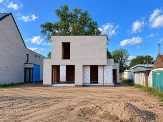 Wonen nabij natuurdomein de Hoge Dijken? Genieten van een ruime privé tuin die een oase van rust ademt, doch gelegen in een bruisende levende omgeving. Gelegen langs de Brugsesteenweg 265 Roksem op een perceel van 1.214 m² bouwt Residentie Vastgoed een exclusieve nieuwbouwvilla.<br /><br />De villa bestaat op de gelijkvloerse verdieping uit een ruime inkomhal, een lichtrijke woonkamer met open ingerichte keuken en een was -en bergruimte. Door de grote raampartijen wordt de tuin volledig in de leefruimtes opgenomen. Overigens kunt u vanaf de inkomhal naar een sas waar het apart toilet, de was -en bergruimte en de bedrijfsruimte op uitgeven. De woning beschikt over een handelsruimte van zo'n 32,30 m² groot met aparte ingang en voldoende parkeermogelijkheden op het perceel. Op de eerste verdieping bevinden er zich 3 ruime slaapkamers, waarvan 1 met dressing en ensuite badkamer, een nachthal met apart toilet, een bergruimte, een badkamer en extra hobbyruimte.<br /><br />De villa zelf is gelegen langs de Brugsesteenweg te Oudenburg, de verbindingsweg tussen Westkerke (Oudenburg) en Jabbeke. Vanuit Westkerke kunt u alle richtingen (Gistel, Eernegem, Oudenburg, …) uit. Nabij de villa vinden we natuurdomein de Hoge Dijken, alsook enkele speciaalzaken, supermarkten, …<br />Op 600 meter van de villa vinden we een bushalte, waardoor deze tevens via het openbaar vervoer vlot te bereiken is alsook vinden we op zo’n anderhalve kilometer zowel basisschool De Tandem te Roksem als vrije basisschool De Loopbrug te Zerkegem. <br /><br />Vraag gerust naar ons lastenboek en plannen op kantoor!<br />(Vg, WgLk, Gmo, Gvkr, Vv) ~ E-peil: max E30 ~ OU24182<br /><br />Voor meer uitleg maken wij graag met u een afspraak voor een persoonlijk gesprek! Tot binnenkort? Residentie Vastgoed<br /><br />Residentie Vastgoed treedt niet op als bemiddelaar maar als verkoper van het onroerend goed