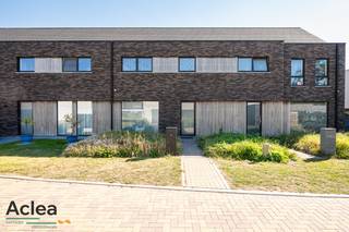 Op zoek naar een energiezuinige, recente woning in een rustige, kindvriendelijke buurt én toch dicht bij het bruisende centrum van Eeklo? Dan is deze prachtige gezinswoning in de Linnenstraat precies wat u zoekt! Deze BEN-woning van bouwjaar 2020 combineert hedendaags wooncomfort met een uitstekende ligging. Dankzij de duurzame bouw en de energiezuinige installaties geniet u hier van een lage energiefactuur en een optimaal wooncomfort.<br /><br />Binnenin wordt u verwelkomd door een lichtrijke leefruimte met een open ingerichte keuken met eiland. Op de eerste verdieping bevinden zich 3 ruime slaapkamers en een stijlvolle badkamer. Via de vaste trap bereikt u de praktische zolder, die zich perfect leent als extra hobbyruimte, bureau of vierde slaapkamer.<br /><br />Buiten is het volop genieten in de zuidgerichte tuin met aangelegd terras, waar u de hele dag door kan profiteren van de zon. De aparte garage biedt extra berg- en parkeermogelijkheid.<br /><br />Indeling als volgt:<br />- inkomhal met vestiaire<br />- gastentoilet<br />- lichtrijke leefruimte<br />- open ingerichte keuken met eiland<br />- praktische berging/wasplaats<br />- nachthal<br />- 3 volwaardige slaapkamers<br />- apart toilet boven<br />- badkamer met ligbad, douche en badkamermeubel<br />- ruime zolder met vaste trap<br />- zuid gerichte tuin met terras<br />- aparte garage<br /><br />De woning is momenteel verhuurd, wat ze ook interessant maakt als investeringsvastgoed.<br /><br />Kom deze woning snel ontdekken en maak uw afspraak!<br />09/377 31 77