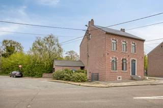 <strong>Waar geschiedenis en hedendaags comfort elkaar moeiteloos ontmoeten.</strong><br /><br />In het landelijke Wezeren schuilt achter deze woning uit 1918 een verrassend verhaal van verfijning en karakter. Wat ooit begon als een authentieke woonst, werd met uitzonderlijke zorg getransformeerd tot een stijlvolle thuis waar elk detail klopt. Geen standaardrenovatie, maar een doordachte herinterpretatie van het verleden.<br /><br />De leefruimte baadt in natuurlijk licht en ademt rust. Hoge plafonds en grote raampartijen versterken het ruimtelijk gevoel, terwijl het samenspel van hout, licht en zachte tinten zorgt voor een ingetogen luxe.<br /><br />Aansluitend bevindt zich de keuken, ruim opgezet en tot in de puntjes afgewerkt. Hier gaan esthetiek en functionaliteit moeiteloos hand in hand: een verfijnd werkblad, kwalitatieve toestellen en een indeling die uitnodigt tot lange, gezellige avonden tafelen.<br /><br />Praktisch comfort ontbreekt nergens. De royale bijkeuken met extra douche, de voormalige stal met gewelfd plafond en de polyvalente ruimte erboven bieden tal van mogelijkheden: van gastenverblijf tot praktijkruimte of charmante B&amp;B.<br /><br />Op de verdieping wordt dezelfde lijn doorgetrokken. Vier volwaardige slaapkamers en een ruime badkamer bieden comfort en rust, met als blikvanger een stijlvolle inloopdouche en zacht daglicht via de dakramen.<br /><br />De zolderverdieping, goed voor circa 80 m² extra ruimte, biedt alle vrijheid om verder in te vullen naar eigen wens.<br /><br />Buiten wacht een verzorgde tuin die privacy en groen combineert, aangevuld met een vrijstaande garage.<br /><br />De woning geniet van een uitstekende bereikbaarheid, met een gunstige ligging ten opzichte van de E40, het station van Landen, winkels, scholen en andere voorzieningen.<br /><br />Interesse? Mail naar laurens@immogve.be of bel naar 0496 07 89 48.