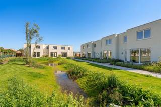 <h2><span>Te koop: Woning 23</span></h2><p><span>De Strandloper Bredene aan Zee</span><span><br /></span><span>±75 m² bewoonbaar | 3 slaapkamers | ZW-georiënteerde tuin</span></p><p><span>Een naar eigen smaak af te werken </span><span>halfopen </span><span>vakantiewoning in het recente kustproject </span><span>De Strandloper</span><span>.<br />Hier geniet je dagelijks van </span><span>rust, zee & duinen</span><span> op wandelafstand van het strand.</span></p><h3><span>Volledig afgewerkt & meteen instapklaar</span></h3><ul><li><span>75 m²</span><span> optimaal ingedeelde leefruimte</span></li><li><span>3 volwaardige slaapkamers</span><span> ideaal voor gezin & verhuur</span></li><li><span>Zuidwest-georiënteerde tuin</span><span> zon & privacy</span></li><li><span>Duurzame en energiezuinige technieken</span></li><li><span>Parkeerplaats</span><span> ( 10.000) niet in prijs inbegrepen</span></li><li><span>Uitstekende verhuurmarkt</span><span> in Bredene aan Zee</span></li><li><span>Topligging</span><span>: duinen & strand vlakbij, winkels op wandelafstand</span></li></ul><p><span>Een zeldzame kans: </span><span>nieuw én strategisch gelegen</span><span>.</span></p><h3><span>Indeling & afwerking</span></h3><ul><li><span>Lichtrijke </span><span>open leefruimte</span><span> met zicht op tuin</span></li><li><span>Moderne </span><span>volledig uitgeruste keuken</span></li><li><span>Strakke badkamer met:</span><ul><li><span>Hangtoilet</span></li><li><span>Douche in mineraalcomposiet + handdouche</span></li><li><span>Badkamermeubel + spiegel</span></li></ul></li><li><span>Warmtepomp lucht/lucht</span><span> + </span><span>warmtepompboiler</span></li><li><span>Zonnepanelen</span><span> voor lagere energiekosten</span></li><li><span>Duurzame, onderhoudsvriendelijke materialen</span></li><li><span>Individuele waterteller alles privé geregeld</span></li></ul><p><span>Hier woon je </span><span>comfortabel, zorgeloos en toekomstgericht</span><span>.</span></p><p><span>Bredene: natuur, rust & bereikbaarheid</span></p><p><span>De ideale balans tussen vakantiegevoel en wooncomfort:</span></p><ul><li><span>Uitgestrekte duinen en strand als achtertuin</span></li><li><span>Veilig & rustig domein</span></li><li><span>Horeca, winkels en recreatie </span><span>op wandelafstand</span></li></ul><p><span>Perfect als:<br />Tweede verblijf<br />Investering met hoog rendement<br />Gezinsvriendelijke kustuitvalsbasis<br />Parkeerplaats optioneel: </span><span>10.000</span><span>€</span></p><p><span> </span></p><p><span> </span></p>
