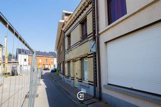 <p>Op zoek naar een gezellige woning op een strategische locatie? Deze charmante woning in de Gentsestraat 81 te Geraardsbergen biedt een ideale combinatie van comfort en bereikbaarheid.</p><p>De woning beschikt over een ruime en lichtrijke leefruimte, twee volwaardige slaapkamers en een aangename tuin waar u in alle rust kunt genieten van het buitenleven. In de straat is bovendien ruim voldoende parkeergelegenheid, wat zorgt voor extra praktisch comfort.</p><p>Dankzij de uitstekende ligging, op korte afstand van het centrum van Geraardsbergen en nabij de belangrijkste invalswegen, geniet u van een vlotte verbinding terwijl winkels, scholen en andere voorzieningen binnen handbereik liggen.</p><p>De woning is momenteel verhuurd, waardoor ze ook een interessante opportuniteit vormt voor investeerders die op zoek zijn naar een eigendom met onmiddellijk rendement.</p><p>Voor meer informatie of een bezoek, contacteer ons kantoor!</p>
