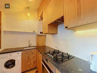 In een rustige zijstraat van de Krijgsgasthuisstraat ontdekt u deze unieke steegwoning. Dit historische pand combineert authentiek Gents karakter met het hedendaagse comfort van een stadswoning. Hier woont u in alle privacy en sereniteit, afgeschermd van de voorbijrazende stadsdrukte.<br /><br />Bij het betreden van het pand stapt u binnen in de geïnstalleerde keuken, die vloeiend overgaat in de aangename eetruimte. Verder beschikt de woning over een verzorgde badkamer, een lichtrijke leefruimte om te ontspannen en een rustige slaapkamer.<br /><br />De locatie is een absolute troef: u geniet hier van een luwte in de stad, terwijl het historische centrum van Gent moeiteloos bereikbaar is. Dankzij de vlakke aansluiting op de Gentse stadsring bent u bovendien in een mum van tijd op alle belangrijke invalswegen.<br /><br />Indeling van de woning:<br /><br />Keuken – eetruimte – badkamer – leefruimte – slaapkamer<br /><br />Praktische info:<br /><br />Beschikbaarheid: Vanaf 08/12/2026<br /><br />Huurprijs: 775,00 EUR<br /><br /><br /><br />Deze AI-visualisaties zijn bedoeld als inspiratie. Er werd geen rekening gehouden met technische specificaties, stedenbouwkundige voorschriften of de concrete mogelijkheden tot realisatie.