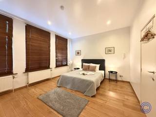 <p><span>Informatie appartement</span></p><p><span>Dit instapklare en volledig gemeubelde duplex appartement ca. 72 m² is gelegen in het hart van t Zuid. Het appartement bevindt zich op de 1ste en 2e verdieping van een kleinschalig gebouw en omvat op de 1ste verdieping een lichtrijke leef- en eetruimte op parketvloer met keuken. Op de 2e verdieping bevinden zich een zeer ruime slaapkamer en een badkamer met douche-in-bad, lavabo en toilet. Het appartement is volledig uitgerust met een dubbel bed, tv, kasten, zetel, tafel en stoelen, servies, kookgerei en bed- en badlinnen. Het is onmiddellijk beschikbaar en kan zowel voor KORTE termijn (enkele maanden) als voor LANGERE termijn (vanaf 1 jaar) worden gehuurd. De huurprijs voor een lange termijn vanaf één jaar bedraagt 1.900 euro per maand, inclusief nutsvoorzieningen, wifi en gemeenschappelijke kosten. Voor een huurperiode van enkele maanden bedraagt de huurprijs 2.350 euro per maand, eveneens inclusief alle voorzieningen. Er wordt gewerkt met een contract naar gemeen recht en het appartement wordt uitsluitend aangeboden als tweede verblijf, waarbij de huurder zijn hoofdverblijf elders heeft. </span></p><p><span> </span></p><p><span>Indeling</span></p><p><span>Verdieping 1</span></p><ul><li><span>Een lichtrijke leef- en eetruimte op parketvloer. </span></li><li><span>De keuken, ingericht met een oven, lavabo, gasvuur, dampkap, koelkast met vriesvak en microgolfoven.</span></li></ul><p><span>Verdieping 2</span></p><ul><li><span>Een badkamer op tegelvloer met douche-in-bad, toilet en enkele lavabo. </span></li><li><span>Zeer ruime slaapkamer.</span></li></ul><p><span> </span></p><p><span>Extra's</span></p><ul><li><span>Overal voorzien van verlichting en gordijnen. </span></li><li><span>Meubels: dubbel bed, tv, kasten, servies, potten en pannen, zetel, tafel, stoelen, bed- en badlinnen, etc.</span></li></ul><ul><li><span>EPC: label C</span></li><li><span>Elektrische keuring: conform AREI.</span></li></ul><p><span> </span></p><p><span>Huur informatie</span></p><ul><li><span>Beschikbaarheid: onmiddellijk</span></li></ul><ul><li><span>Verplichte aansluiting brandpolis door huurder.</span></li><li><span>Huurcontract naar gemeen recht met opzegmogelijkheid voor verhuurder en huurder met een opzegtermijn van 1 maand.</span></li></ul><p><span> </span></p><ul><li><span>Korte termijn (< 1 jaar): </span></li></ul><p><span>- Huurprijs: 2.050 EUR/maand + 300 EUR/maand forfaitaire kosten voor verbruik nutsvoorzieningen, gemene delen en gebruik van wifi. </span></p><p><span>- Waarborg: 1 maand huur (o.b.v. 2.050 EUR EUR)</span></p><p><span>- Ingaande plaatsbeschrijving + inventaris meubels: onderling (kosteloos) </span></p><p><span> </span></p><ul><li><span>Lange termijn (vanaf 1 jaar): </span></li></ul><p><span>- Huurprijs: 1.600 EUR/maand + 300 EUR/maand forfaitaire kosten voor verbruik nutsvoorzieningen, gemene delen en gebruik van wifi. </span></p><p><span>- Waarborg: 3 maanden huur (o.b.v. 1.600 EUR)</span></p><p><span>- Ingaande plaatsbeschrijving + inventaris meubels: 275 EUR excl. 21% BTW.</span></p><p><span> </span></p><p><span>Gebouw</span></p><ul><li><span>Pand in goed onderhouden staat, bestaande uit een kelder, handelsgelijkvloers en 4 verdiepingen met 2 appartementen.</span></li><li><span>Geen lift aanwezig. </span></li></ul><ul><li><span>Parlofoon aanwezig.</span></li></ul><p><span> </span></p><p><span>Ligging</span></p><ul><li><span>Rustig gelegen in directe zijstraat van het bruisende Marnixplein met zijn super gezellige restaurantjes.</span></li><li><span>Gezellig veel winkels en horecapanden.</span></li><li><span>Openbaar vervoer binnen handbereik - Velo station achter de hoek.</span></li><li><span>MOBI-score: 9,5/10!</span></li></ul><p><span> </span></p><p><span>De informatie in deze prospect is ter informatieve titel: de kandidaat-huurders moeten hun eigen zaak maken van het verkrijgen, controleren en interpreteren van deze informatie.</span></p><p><span> </span></p>