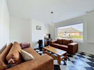 <p>Centraal gelegen woning in de nabijheid van scholen, winkels en openbaar vervoer bestaande uit een inkomhal, gezellige zithoek, eetplaats, uitgeruste keuken, ingerichte badkamer (ligbad met douchemogelijkheid, dubbele lavabo, toilet + aansluiting wasmachine) en een grote tuin met aangelegde terrassen (deels overdekt) en een uitweg via de garage op een achterliggende straat.</p>
<p>Op het 1<sup>ste</sup> verdiep zijn 3 slaapkamers, ruime nachthal en een vaste trap naar de geïsoleerde zolderkamer.</p>
<p>Extra troeven:</p>
<ul>
<li>Energiezuinig (geen renovatieplicht)</li>
<li>Airco</li>
<li>Dubbele beglazing (PVC) + muurisolatie</li>
<li>Regenwaterput</li>
<li>Uitweg via de tuin</li>
<li>Parkeergelegenheid voor de woning</li>
<li>Instapklaar</li>
</ul>
<p>Deze woning is te koop ZONDER makelaar via het concept van Smart Houses! Verdere inlichtingen of bezoek? Contacteer rechtstreeks de eigenaar via 0475/38.48.88</p>