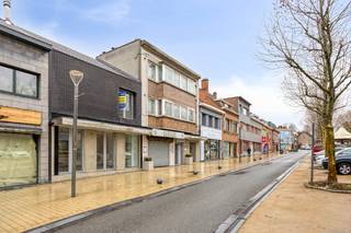 immo DAVID stelt voor: handelsruimte met polyvalente bovenruimteIn het hart van Zellik te huur: een veelzijdige handelsruimte op het gelijkvloers én...