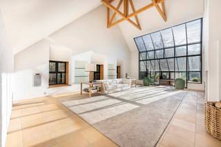 <p>Deze uitzonderlijke villa, ontworpen door de gerenommeerde architecte <strong>Claire Bataille</strong>, belichaamt tijdloze architectuur op maat van een gezin, discreet ingebed in een groene en serene omgeving. De tuin, ontworpen door <strong>Wirtz</strong>, creëert een zeldzame intimiteit aan zowel de entree als de leefruimtes en vormt een perfect evenwicht tussen architectuur en landschap.</p>
<p>Op het gelijkvloers ontvouwt zich een indrukwekkend salon met grote open haard, badend in licht en gekenmerkt door een prachtige dubbele plafondhoogte. Aansluitend bevinden zich een aparte pianoruimte en een sfeervolle bridgehoek. De volledig geïnstalleerde keuken ligt aan de tuinzijde en sluit naadloos aan op de eetplaats en de tuinkamer, waar binnen en buiten moeiteloos in elkaar overvloeien. Verder beschikt het gelijkvloers over drie comfortabele kinderslaapkamers, en 2 badkamers.</p>
<p>De eerste verdieping is voorbehouden voor de master suite, met slaapkamer, dressing en badkamer, evenals een ruim bureau dat desgewenst ook als extra slaapkamer kan worden ingericht.</p>
<p>De prachtig aangelegde tuin met zwembad vervolledigt dit unieke geheel.</p>
<p>Een waar <strong>architecturaal pareltje</strong> voor wie niet op zoek is naar trends, maar naar de blijvende kracht van tijdloos design, waarin elk detail perfect in balans is met het grotere geheel.</p>
<p>Deze uitzonderlijke villa, ontworpen door de gerenommeerde architecte <strong>Claire Bataille</strong>, belichaamt tijdloze architectuur op maat van een gezin, discreet ingebed in een groene en serene omgeving. De tuin, ontworpen door <strong>Wirtz</strong>, creëert een zeldzame intimiteit aan zowel de entree als de leefruimtes en vormt een perfect evenwicht tussen architectuur en landschap.</p>
<p>Op het gelijkvloers ontvouwt zich een indrukwekkend salon met grote open haard, badend in licht en gekenmerkt door een prachtige dubbele plafondhoogte. Aansluitend bevinden zich een aparte pianoruimte en een sfeervolle bridgehoek. De volledig geïnstalleerde keuken ligt aan de tuinzijde en sluit naadloos aan op de eetplaats en de tuinkamer, waar binnen en buiten moeiteloos in elkaar overvloeien. Verder beschikt het gelijkvloers over drie comfortabele kinderslaapkamers, en 2 badkamers.</p>
<p>De eerste verdieping is voorbehouden voor de master suite, met slaapkamer, dressing en badkamer, evenals een ruim bureau dat desgewenst ook als extra slaapkamer kan worden ingericht.</p>
<p>De prachtig aangelegde tuin met zwembad vervolledigt dit unieke geheel.</p>
<p>Een waar <strong>architecturaal pareltje</strong> voor wie niet op zoek is naar trends, maar naar de blijvende kracht van tijdloos design, waarin elk detail perfect in balans is met het grotere geheel.</p>