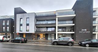 <p><span>Exclusief gelijkvloers appartement met uitzonderlijke tuin nabij Hasselt-centrum. </span></p><p><span>Ben je op zoek naar een instapklaar appartement met hoogwaardige afwerking, een doordachte indeling en een uitzonderlijk grote, volledig afgesloten tuin? Dit exclusief gelijkvloers appartement combineert het comfort van modern wonen met het gevoel van een private residentie. Dankzij de hoge plafonds, die tegenwoordig nog zelden voorkomen in appartementen, geniet je hier van een uitzonderlijke ruimtelijkheid en een luxueuze uitstraling.</span></p><p><span>Via de private inkom betreed je een ruime en overzichtelijke hal die toegang biedt tot alle vertrekken. Rechts bevinden zich het gastentoilet en een aparte berging/technische ruimte met praktische opbergmogelijkheden. Links liggen twee volwaardige slaapkamers, beide met een mooi zicht op de groenrijke, volledig ingerichte tuin.</span></p><p><span>De stijlvol afgewerkte badkamer is voorzien van een ruime inloopdouche en kwaliteitsvolle materialen, wat zorgt voor een tijdloze en elegante afwerking.</span></p><p><span>Aan het einde van de hal brengt een elegante glazen deur je naar de lichtrijke keuken. De royale raampartijen zorgen voor aangenaam daglicht en geven rechtstreeks toegang tot het ruime terras en de grote, volledig omheinde tuin. Deze buitenruimte vormt een absolute meerwaarde voor wie houdt van privacy, rust en het buitenleven.</span></p><p><span>De leefruimte sluit naadloos aan op de keuken en wordt dankzij de hoge plafonds en het open karakter ervaren als bijzonder ruim en uitnodigend. De combinatie van ruimte, licht en zicht op zowel de voor- als achterzijde van het gebouw creëert een aangename, hoogwaardige woonbeleving.</span></p><p><span>Het appartement beschikt bovendien over een ondergrondse garage en een extra private berging, wat het totaalcomfort nog verder verhoogt.</span></p><p><span>Troeven:</span></p><p><span>-Unieke, volledig omheinde en onderhoudsvriendelijke tuin<br />-Hoge plafonds die zorgen voor een uitzonderlijke ruimtebeleving en luxueuze uitstraling<br />-Private, afzonderlijke inkom voor optimale discretie<br />-Ondergrondse garage + extra private berging<br />-Lichtrijke ruimtes dankzij grote raampartijen<br />-Terras rechtstreeks aansluitend op keuken en leefruimte<br />-Slechts 5 minuten van Hasselt-centrum<br />-Kwalitatief afgewerkt en volledig instapklaar</span></p><p><span>Contact:</span></p><p><span><br /></span><span>Jemar Vastgoed<br />E-mail: Ercan@jemar.be<br />GSM: 0484 06 68 92</span></p>