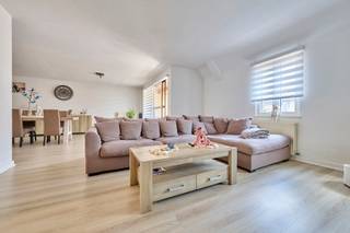 Ruimte, licht en comfort in het hart van Lommel!
Ontdek dit instapklare duplexappartement van maar liefst 204 m², waar ruimte, licht en comfort perfect samenkomen. Gelegen in het centrum van Lommel geniet je van een uitstekende ligging, met alle voorzieningen op wandelafstand.
Het appartement beschikt over 3 ruime slaapkamers, 2 moderne badkamers en een privégarage. Dankzij de royale leefruimtes, de overvloedige lichtinval en de verzorgde afwerking is dit een ideale thuis voor wie zonder zorgen wil verhuizen.
Ben je op zoek naar een ruim, volledig instapklaar appartement op een toplocatie? Dan is dit een unieke kans!