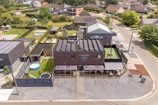 <p>Deze veelzijdige eigendom is gelegen in het groene en bosrijke Koersel. Dankzij de gunstige ligging geniet u van een uitstekende bereikbaarheid en een goede visibiliteit voor commerciële activiteiten. Winkels, openbaar vervoer en belangrijke invalswegen bevinden zich in de nabije omgeving, wat deze locatie bijzonder interessant maakt voor ondernemers die wonen en werken willen combineren.</p><p>De eigendom bestaat uit een volledig instapklaar handelspand op het gelijkvloers met een ruime bovenliggende woonst. Het handelsgedeelte is momenteel ingericht als horecazaak en biedt tal van mogelijkheden. Bovendien is een overname van de volledige inboedel van de pizzeria mogelijk voor € 75.000. De combinatie van commerciële ruimte, comfortabele woongelegenheid en een aangename tuin maakt dit een unieke opportuniteit.</p><p><strong>Indeling:</strong></p><p><strong>Gelijkvloers:</strong> handelspand met terras en parkeerplaatsen voor cliënteel, ruime keuken, voorraadruimte, koele berging, achterinkom, natte berging en sanitair met heren- en damestoilet. Daarnaast twee privatieve parkeerplaatsen onder carport en een privatieve inkomhal met trap naar de woonst.</p><p><strong>Eerste verdieping:</strong> technische ruimte, keuken, lichtrijke woonkamer, bureelruimte, drie slaapkamers, badkamer en ruim terras.</p><p><strong>Buiten:</strong> garage, tuin, overdekt terras en privatieve parkeerplaatsen.</p><p><strong>Troeven:</strong></p><ul><li>Volledig instapklaar handelspand met woonst</li><li>Toplocatie in het groene en bosrijke Koersel</li><li>Gunstige ligging met goede bereikbaarheid en zichtbaarheid</li><li>Ruime woonst met drie slaapkamers</li></ul><p>Bent u op zoek naar een eigendom waar wonen en ondernemen perfect samengaan? Ontdek deze unieke opportuniteit in Koersel en plan vandaag nog uw bezoek!</p><p><strong>JOUW DROOMWONING OF ZAAK. ZO GEVONDEN!</strong></p>
