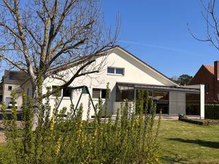 Gelijkvloerse woning, volledig onderkelderd!Indeling : Inkomhal, grote woonkamer (parket – inbouwkachel), keuken met aansluitend een veranda die...