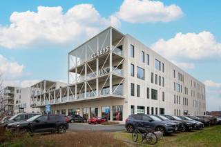 <br />Rumbeke- R.Plaza. NIEUWBOUWKANTOREN  in mede-eigendom op de EERSTE verdieping - 195.6m2 met aparte autostaanplaatsen. De ideale vastgoedinvestering !<br /><br /><br />Het pand maakt deel uit van R-Plaza, recent gebouwd, met o.a. sportwinkels, apotheek, warenhuizen, kantoren, …. een zeer veelzijdige site met veel parkeerplaats. <br />EPC A. <br />* 195.6 m2 x 1835 euro (excl. gemeenschappelijke delen) <br />* 10 eigen parkeerplaatsen beschikbaar x 12.000 Euro / pl.<br />* zonnepanelen op dak<br />* topligging met schitterende visibiliteit langs de Rijksweg.<br />* Rumbeke  (langs de Rijksweg nabij de op-en afrit van de E403) <br />* Prachtige zijvleugel op de eerste verdieping met uitstekende oriëntatie en sanitaire blok.<br />* Zonlicht in namiddag<br />* 21% btw <br /><br />Heb jij een vrij beroep, ben je manager van een firma of ben je een zelfstandige die op zoek is naar een polyvalente ruimte?<br />Kom dan zeker langs.  Prijs bespreekbaar !!<br /><br />Verhuring 8.5-11 Eur per m2 / per maand<br /><br />Nieuwbouw kantoorruimte in project R. Plaza. Prachtige zichten rondom deze verbluffende site.<br />Maakt deel uit van een groter geheel van in totaal 4 kantoorgebouwen.<br /><br />Centrale ligging In de nabijheid van de afrit autostrade en het nieuw ziekenhuis AZ Delta. Dé locatie van Roeselare!<br />Voldoende parkeerplaatsen voorzien. De  unieke combinatie van werken, ontspanning en zorg op 1 locatie.<br /><br />Bel ons vrijblijvend op voor een bezoek en info. Wij begeleiden u graag met de glimlach op zoek naar uw droomwoning &amp; commercieel pand. T. 051 62 40 40.