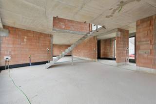 <p><span>Op een mooi perceel van 932 m² bevindt zich deze ruime en eigentijdse casco-villa. De woning werd ontworpen met aandacht voor ruimte, licht en een aangename verbinding tussen de leefruimtes en de tuin. Dankzij de huidige cascofase krijgt u bovendien alle vrijheid om de verdere afwerking volledig af te stemmen op uw eigen smaak, stijl en woonwensen.</span></p><p><span>Op het gelijkvloers betreedt u de woning via de inkomhal met gastentoilet. Vervolgens komt u in de bijzonder ruime leefruimte met open keuken. De grote raampartijen zorgen voor veel natuurlijke lichtinval en creëren een mooie verbinding met de tuin. De open indeling biedt volop mogelijkheden voor de inrichting van een royale keuken, eetplaats en gezellige zithoek.</span></p><p><span>Aansluitend aan de keuken bevinden zich een praktische keukenberging en een afzonderlijke technische berging.</span></p><p><span>De eerste verdieping beschikt over een bureauruimte en vier slaapkamers. De ruime masterbedroom staat rechtstreeks in verbinding met de badkamer. Deze badkamer is daarnaast ook afzonderlijk bereikbaar vanuit de nachthal, waardoor ze praktisch toegankelijk is voor de overige slaapkamers. Verder bevindt zich op deze verdieping nog een afzonderlijk toilet.</span></p><p><span>De combinatie van vier slaapkamers en een aparte bureauruimte biedt heel wat mogelijkheden voor een gezin, thuiswerk of de inrichting van een hobbyruimte.</span></p><p><span>De woning bevindt zich in het groene en landelijke Tielt-Winge, met de bekende Vlooybergtoren als herkenbaar referentiepunt in de nabije omgeving. Hier geniet u van de rust en het karakter van het Hageland, terwijl winkels, scholen en andere dagelijkse voorzieningen vlot bereikbaar zijn.</span></p><p><span>Dankzij de goede verbindingswegen zijn onder meer Aarschot, Diest, Leuven en de omliggende gemeenten gemakkelijk bereikbaar. De nabijheid van de E314 zorgt bovendien voor een vlotte aansluiting richting onder andere Leuven en Hasselt.</span></p><p><span>De casco-uitvoering biedt de toekomstige eigenaar een unieke vrijheid om de woning volledig naar eigen inzicht en woonwensen verder af te werken. De keuze van keuken, badkamer, vloeren, verlichting, maatwerk en verdere interieurafwerking ligt nog volledig open, waardoor u vanaf de huidige basis een thuis kunt creëren die perfect aansluit bij uw persoonlijke stijl en manier van wonen.</span></p><p><span>Ook op energetisch vlak vormt deze woning een bijzonder sterke uitgangspositie. Volgens de voorbereidende EPB-berekening wordt een E-peil van E9 vooropgesteld. Dankzij de casco-uitvoering kunnen ook de verdere technieken nog gericht worden gekozen en geoptimaliseerd, waardoor de mogelijkheid bestaat om te evolueren naar een energieneutrale woning. Zo combineert deze woning maximale vrijheid in afwerking met de mogelijkheid om te kiezen voor bijzonder energiezuinig, duurzaam en toekomstgericht wooncomfort. Het uiteindelijke E-peil is afhankelijk van de definitieve technische keuzes en uitvoering.</span></p><p><span>Een mooie opportuniteit voor wie op zoek is naar een ruime, hedendaagse villa op een perceel van 932 m² en zijn toekomstige woning volledig naar eigen smaak en wensen wil afwerken. </span></p><p><span>Kom snel deze woning samen met ons ontdekken. Contacteer Dupont Vastgoed op 015 15 15 15 of info@dupont-vastgoed.be. </span></p>