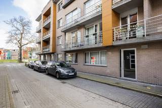Deze energiezuinige en goed onderhouden studio is gelegen op het gelijkvloers in een rustige straat in Gent en op fietsafstand van het centrum van Gent. Een ideale uitvalsbasis voor wie rustig wil wonen maar toch snel in het bruisende stadscentrum wil zijn. Bovendien ligt de studio vlakbij het water en in de onmiddellijke nabijheid van winkels en openbaar vervoer.<br /><br />De indeling bestaat uit een lichtrijke woonruimte met een volledig uitgeruste keuken, voorzien van een elektrisch fornuis, oven, dampkap, ingebouwde hangkasten en een koelkast. De badkamer beschikt over een douche en lavabo en er is tevens een apart toilet aanwezig. Daarnaast is er een praktische bergruimte met aansluiting voor een wasmachine en droogkast.<br /><br />In het gebouw is een gemeenschappelijke fietsenberging voorzien en parkeren kan eenvoudig in de straat.<br /><br />Deze gezellige en netjes onderhouden studio is ideaal als studentenkamer, eerste woonst of als interessante investering. Momenteel is de studio verhuurd tot en met augustus 2026. <br />Verwarmingsketel werd recent vernieuwd.