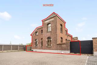 Dit karaktervolle pand met tal van mogelijkheden is gelegen in een landelijke, rustige omgeving met mooie, open verzichten op het omliggende landschap. U betreedt de woning via de ruime inkomhal, die u verder leidt naar de verschillende ruimtes op het gelijkvloers. Aan de linkerzijde bevindt zich de lichtrijke woonkamer, terwijl aan de rechterzijde de keuken gelegen is. Verderop vindt u ook een polyvalente ruimte, ideaal als bureau, hobbyruimte of extra leefruimte. Op de eerste verdieping geeft de nachthal toegang tot drie slaapkamers, een wasplaats en de badkamer. Daarnaast is er ook een praktische kelder aanwezig. Buiten geniet u van een gezellige koer en langs de zijkant een klein tuintje, een fijne extra buitenruimte om van de rustige omgeving te genieten. Bovendien zijn al enkele belangrijke voorbereidende werken uitgevoerd...zoals een nieuwe wateraansluiting en een nieuwe 3-fase elektriciteitsaansluiting met vernieuwde zekeringkast. Er werden ook reeds voorzieningen getroffen met het oog op moderne technieken, zoals vloerverwarming en een warmtepomp, wat dit renovatieproject extra interessant maakt. Met de huidige indeling en ruimtes kan u hier een prachtige hedendaagse gezinswoning realiseren op een rustige, landelijke locatie. Kortom: een interessante opportuniteit voor wie een renovatieproject zoekt met potentieel. Interesse? Contacteer ons via info@homies.be of 016 22 82 22.<br />
