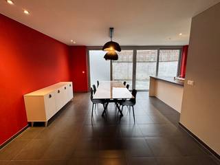 Klassevol GEMEUBELD APPARTEMENT op de eerste verdieping met ZUIDGERICHT TERRAS (± 25 m²) en 1 SLAAPKAMER op een uitstekende locatie in het Sint-Annakwartier, op wandelafstand van de Burg, Markt, de Brugse Vesten en met een vlotte verbinding naar de Ring. Indeling: lichtrijke leefruimte met eetplaats en directe toegang tot het aangenaam terras, zithoek en bureauhoek. Volledig ingerichte open keuken met inbouwtoestellen (vaatwasmachine, keramische kookplaat, dampkap, combi-oven en koelkast).
Ruime berging met wasmachine. Sas, gastentoilet. Slaapkamer met ingemaakte kast en een badkamer met lavabomeubel en douche. Epc 106 kWh/m2, label B. Ruim en comfortabel wonen in de Brugse binnenstad! Onmiddellijk vrij.