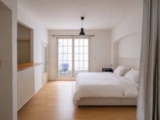 Opbrengsteigendom bestaande uit verschillende studio's en éénslaapkamerappartementen in het centrum van Gent. <br /><br />De units variëren in oppervlakte van 28 m² tot 68 m² en bieden elk een aangenaam volume met een leefruimte, eetplaats, slaapkamer/slaaphoek, open kitchenette en badkamer. <br /><br />Op het gelijkvloers bevindt zich een gemeenschappelijke inkomhal en een privatieve buitenruimte, gekoppeld aan het gelijkvloerse appartement.<br /><br />De units realiseren een interessant rendement, samen met het vereenvoudigd beheer zorgt dit voor een goede investeringsopportuniteit op de Gentse vastgoedmarkt.<br /><br />Ze beschikken over gunstige EPC-scores, variërend van B (133 kWh/m²/jaar) tot C (288 kWh/m²/jaar), en over geldige conformiteitsattesten tem 2033 & 2035, zodat u zorgeloos kunt verhuren.<br /><br />Ook op het vlak van mobiliteit is de ligging bijzonder interessant, met het stadscentrum en belangrijke invalswegen op wandel- en fietsafstand.<br /><br />Een interessante investeringsopportuniteit door haar ligging, hoge verhuurbaarheid en eenvoudig beheer.