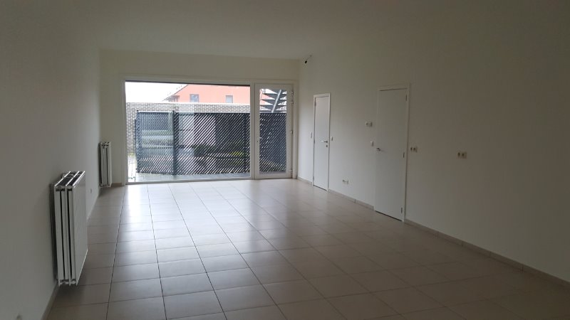 Gunstig gelegen kantoorruimte (54m²) met garage en 2 autostaanplaatsen. - foto 2