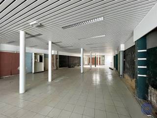 Informatie handelspand:Commercieel handelsgelijkvloers ca. 240m². Geplande renovatie: * Afwerking muren * Vernieuwing verwarmingsketel * Ingewerkte...