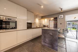 - Ideale ligging in Ingelmunster: Meulebekestraat 14<br />- Lichtrijke leefruimte met open keuken <br />- Badkamer met wastafel, douchebad en toilet<br />- Extra gastentoilet<br />- 4 volwaardige slaapkamers + kleine kamer<br />- Zuidgerichte tuin met terras en overdekt terras <br />- Handige tuinberging<br />- Kelder<br />- EPC label C, geen renovatieplicht<br />- Overal hoogrendementsbeglazing<br />- Richtprijs: € 279.000
