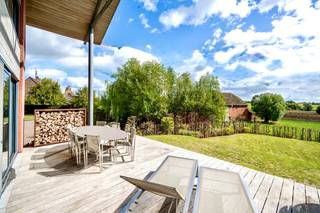 Grote degelijke villa met extra kantoor/prakijkvleugel, handige parking, en volledig onderkelderd. Mooi terras en aangename tuin met een prachtig zicht op groen. 
Dit op een TOPligging qua bereikbaarheid. 

Indeling woning: 
inkom en traphal, apart toilet, geïnstalleerde keuken met eiland (uitgevend op een gezellig terras), bijkeuken, leuke lichtrijke leefruimte (inbouwcassette), uitgevend op een 2de terras en tuin met prachtige zichten op groen. Op het verdiep bevinden zicht de overloop (kan tevens in een slaapkamer omgevormd worden), masterbedroom met ensuite badkamer, slaapkamer met dressing (kan ingericht worden in een douchekamer). 
Indeling kantoor: 
aparte inkom met wachtkamer, vestiaire en sanitaire voorzieningen (2 toiletten), leuke bureauruimte/praktijk, keuken met extra eetplaats, en op het verdiep: extra bureauruimtes, vergaderruimte, extra toilet en archief.
Indrukwekkende kelder: sportzaal, wijnbar, dubbele garage met laadpunt, extra berging. 

Deze eigendom is ideaal voor mensen op zoek naar een combinatie van wonen en werken. 

Bezoek na afspraak met IMMO BEGUIN: info@immobeguin.be
