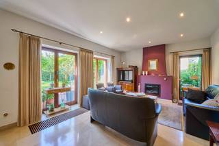 In het gehucht 'Lommel-Barrier' ontdek je deze prachtige karaktervolle - voormalige - dokterswoning die stijl, comfort en functionaliteit combineert op een ideale locatie. Het pand beschikt over een aparte inkom, perfect voor wie praktijk, kantoor of beroep aan huis wil uitoefenen, zonder de privéruimte te storen.<br />Bij binnenkomst ervaar je meteen de warme sfeer en het authentiek karakter van de woning, gecombineerd met moderne afwerkingen en maximaal wooncomfort. De ruime woonkamer is licht en uitnodigend, en biedt vlotte toegang tot de zuidgerichte parktuin, waar je volop kan genieten van zon en privacy.<br /><br />De woning telt 4/5 comfortabele slaapkamers, ideaal voor een gezin of voor extra werk- of hobbyruimtes.<br />De keuken is praktisch ingericht en volledig uitgerust met inbouwtoestellen; de badkamer is voorzien van ligbad, douche en meubel.<br /><br />Duurzaamheid en energie-efficiëntie zijn niet vergeten : de woning is voorzien van zonnepanelen, wat bijdraagt aan een lage energiefactuur en een milieuvriendelijke levensstijl.<br /><br /><span><u><strong>INDELING</strong></u></span><br /><u>Gelijkvloers :</u><br />. inkom- en trappenhal - toilet - eetkamer - tuinkamer - salon met gashaard - volledig uitgeruste keuken - achterinkom - koele bergplaats - bergruimte - wasplaats - inpandige garage voorzien van sectionaal poort<br />. zij-ingang - wachtkamer - toilet - praktijkruimte<br /><br /><u>Verdieping :</u><br />. nachthal - 4/5 comfortabele slaapkamers - badkamer voorzien van ligbad, douche en badkamermeubel - toilet<br /><br /><u>Zolderruimte :</u><br />. via vlizo trap te bereiken geïsoleerde ruim bemeten zolderruimte<br /><br /><u>Kelder :</u><br />. via vaste trap naar 2 kelderruimtes<br /><br /><span><u><strong>TUIN:</strong></u></span><br />De fraai aangelegde tuin is een absolute troef en omvat volwassen bomen, stijlvolle sierstruiken en een perfect onderhouden grasveldje, wat zorgt voor een aangename en groene leefomgeving; verder is er een aangelegd terras met pergola.<br /><br />Via verharde oprit naar carport.<br />Langs de woning zijn er een aantal (4) bezoekersplaatsen voorzien.<br /><br />Extra troeven zoals de praktische indeling, de aparte inkom, de zonnige tuin en de combinatie van woon- en werkruimte maken dit pand uniek. Een ideale woning voor wie karakter, comfort en flexibiliteit wil combineren.<br /><br /><strong>Maak vandaag nog een afspraak (tel. 0496/166 339) en ontdek zelf deze uitzonderlijke woning!</strong>