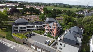 <p>2 slaapkamer appartement te koop!</p><p>Nieuwbouwproject op centrum ligging en in groene oase!</p><p>Project bestaande uit vijf gebouwen met verschillende appartementen met een vloeroppervlakte variërend tussen 60 - 100m2.</p><p>Indeling van de appartementen: een inkomhal met een gastentoilet, 1-3 slaapkamers , badkamer met inloopdouche, een lichtrijke leefruimte open keuken zicht op terras!</p><p>Aankoop van een parkeerplaats of garagebox is eveneens mogelijk.</p><p>Meer info of een bezoek mail naar info@property-vastgoed.be </p>