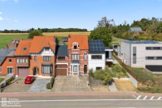 Zoek je een karaktervolle woning met opvallend veel ruimte en de mogelijkheid om wonen en werken te combineren?<br /><br />Deze op te frissen - te renoveren woning met een grote aangrenzende loods bevindt zich aan de Diestsestraat in Scherpenheuvel, op korte afstand van het centrum, scholen, openbaar vervoer etc.<br /><br />Het pand biedt een stevige basis met een recent vernieuwd dak en een conforme elektrische installatie. De EPC score is F dus er zijn nog wat verdere ingrepen nodig om de woning energiezuiniger te maken.<br /><br />Let vooral op de authentieke elementen zoals de vloer, binnendeuren met gekleurd glas, het authentieke schilderwerk in de gang en niet te vergeten de charmante gevel.<br /><br />Dankzij de ruime indeling met mogelijkheid tot wel vijf slaapkamers kun je deze woning volledig naar eigen wens inrichten.<br /><br />Aan de voorzijde van het perceel beschik je over een oprit met parkeergelegenheid voor drie auto's. De riante loods (met smeerput) vormt bovendien een troef voor zelfstandigen, hobbyisten of wie nood heeft aan een ruime werkplek en opslag direct bij de woning.<br /><br /><u><strong>INDELING </strong></u><br /><strong>Gelijkvloers:</strong> Inkomhal, leefruimte, eetplaats, tussenruimte, keuken, toilet, loods, ruime oprit voor 3 wagens.<br /><strong>1ste verdieping:</strong> Kamer boven loods, 2 slaapkamers, badkamer met bad - douche - toilet.<br /><strong>2de verdieping:</strong> 1 slaapkamer.<br /><strong>Zolder:</strong> ja <br /><strong>Kelder: </strong>Kleine opslagkelder.<br /><br />Ervaar zelf de vele voordelen van deze woning tijdens een persoonlijke rondleiding.<br />Maak vandaag nog je afspraak.<br />Mail naar info@immopersyn.be of bel 013 444 008.<br /> 