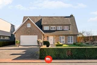 In het rustige en landelijke Roesbrugge bevindt zich deze prachtige alleenstaande villa met achterliggend gastenverblijf en weide. Een...