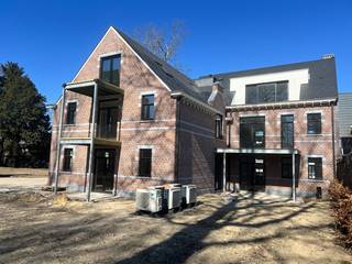 Fase 2: In een klein nieuw appartementsgebouw in bouwstijl aansluitend bij de eclectische villa, worden 5 appartementen afgewerkt. <br />Gelijkvloers links vinden we dit gezellige appartement met 2 slaapkamers en tuin dat wordt afgewerkt met kwaliteitsvol materiaal.<br />Al bij het binnenkomen vallen de gezellige woon- eetkamer en de aansluitende leefkeuken meteen op. Beide slaapkamers en de tussenliggende badkamer vervolledigen het appartement en een handige bergplaats biedt ruimte voor de hedendaagse technieken.<br />Dit appartement beschikt eveneens over het genot van een terras en tuin, die naadloos aansluiten bij de gemeenschappelijke parktuin met majestueuze bomen, doch voldoende privacy bieden.<br />Vloerverwarming door middel van warmtepomp, zonnepanelen en verluchtingsmodule zorgen voor een aangenaam binnenklimaat. Elk appartement in dit gebouw beschikt over een ruime privatieve kelderberging bereikbaar via trap of lift.<br />Het gebouw werd perfect geïntegreerd in een prachtige (her)aangelegde parktuin met wadi waarvan alle bewoners in het project het genot hebben. De gemeenschappelijke parkeergarage bevindt zich onder het naastliggende gebouw (minimaal 1 autostaanplaats verplicht aan te kopen, niet inbegrepen in verkoopprijs appartement). Een makkelijk bereikbare bovengrondse gemeenschappelijke fietsen- en afvalberging vervolledigen het geboden comfort voor de bewoners. <br />In de vormgeving van zowel gevels als interieur, wordt extra aandacht besteed aan een stijlvolle en tijdloze, duurzame afwerking.<br />Voor verdere informatie kan u ons steeds bereiken op 0473/45.77.37 of via mail info@batimmo-vastgoed.be