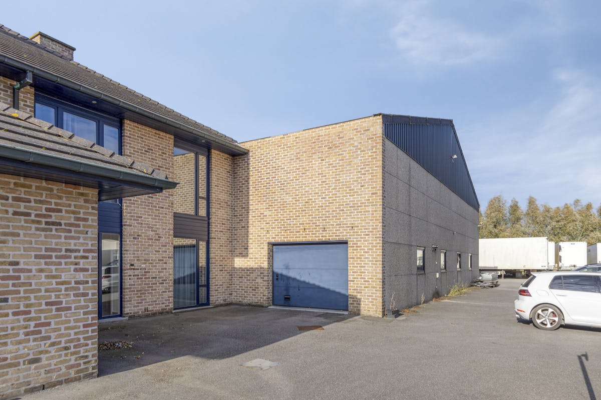 Entrepôt (400 m²) avec maison spacieuse (229 m²) - photo 2