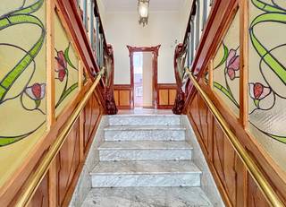 Situé à Bruxelles, cet élégant immeuble de caractère de style Art Nouveau représente une belle opportunité pour investisseurs ou professions...